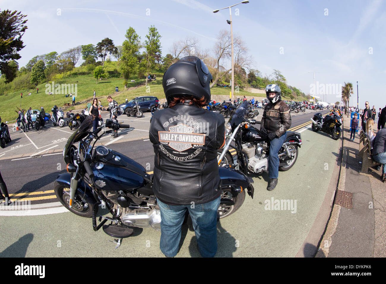 Southend-On-Mare, Essex REGNO UNITO. Xxi Aprile 2014. Xvi Shakedown annuale organizzato da Ace Cafe, è un evento annuale dotato di moto e scooter. Questa xvi in esecuzione è stato tenuto in aiuto del NSPCC . Migliaia di ciclisti oggi rode il 65 miglia da Ace Cafe Londra per il lungomare di Southend-On-mare per una soleggiata Pasqua lunedì festivo Credito: Graham Eva/Alamy Live News Foto Stock