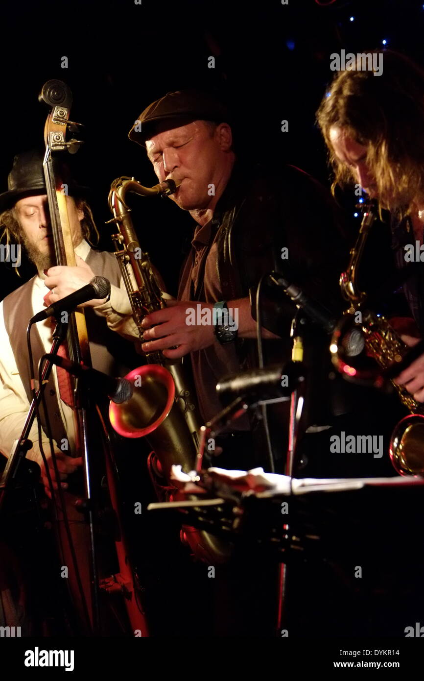 Londra, Regno Unito. Xx Apr, 2014. Goldmaster Allstars support Derrick Morgan a Dingwalls Camden - Malcolm Goldmaster sul basso suona al Dingwalls Camden Lock per l'International Ska Festival 2014. Credito: Trish Gant/Alamy Live News Foto Stock