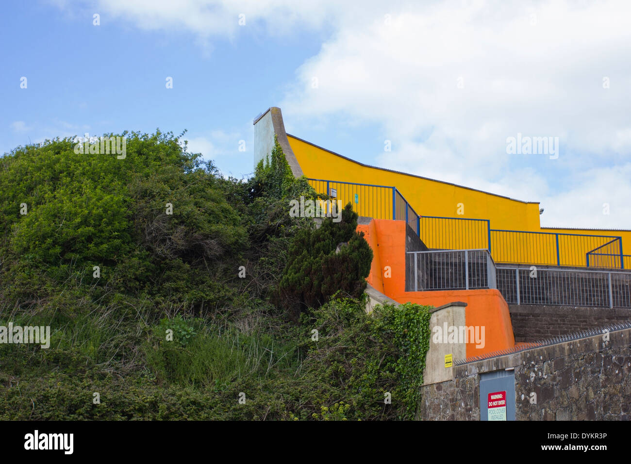 Parte di Portishead piscina all'aperto visto dall'esterno la parete Foto Stock