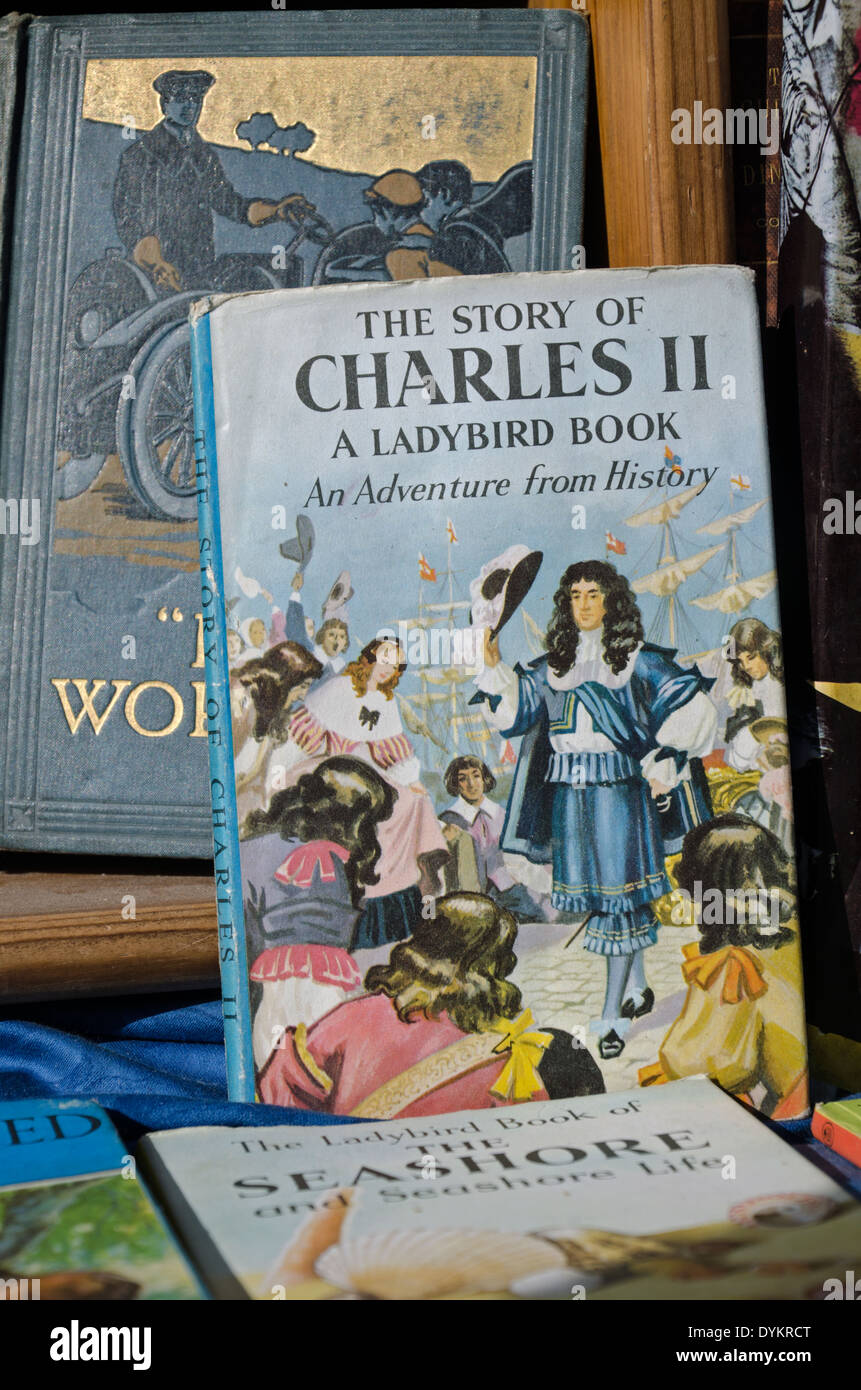 La storia di Carlo II, una coccinella prenota, sul display in una libreria di seconda mano. Foto Stock