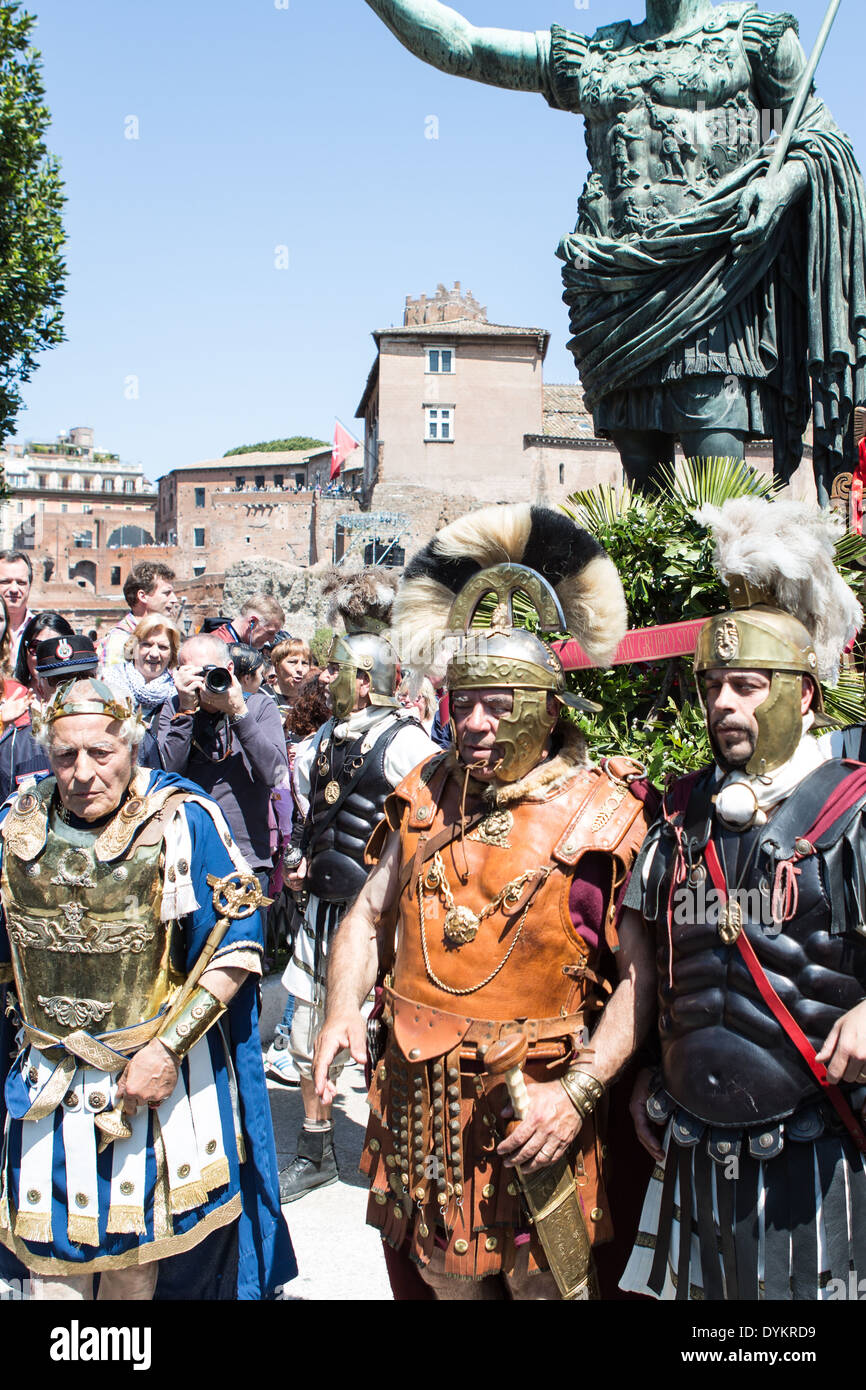 L'imperatore e legionari a "Natale di Roma" rievocazione storica della fondazione di Roma in occasione del 2767 anniversario Foto Stock