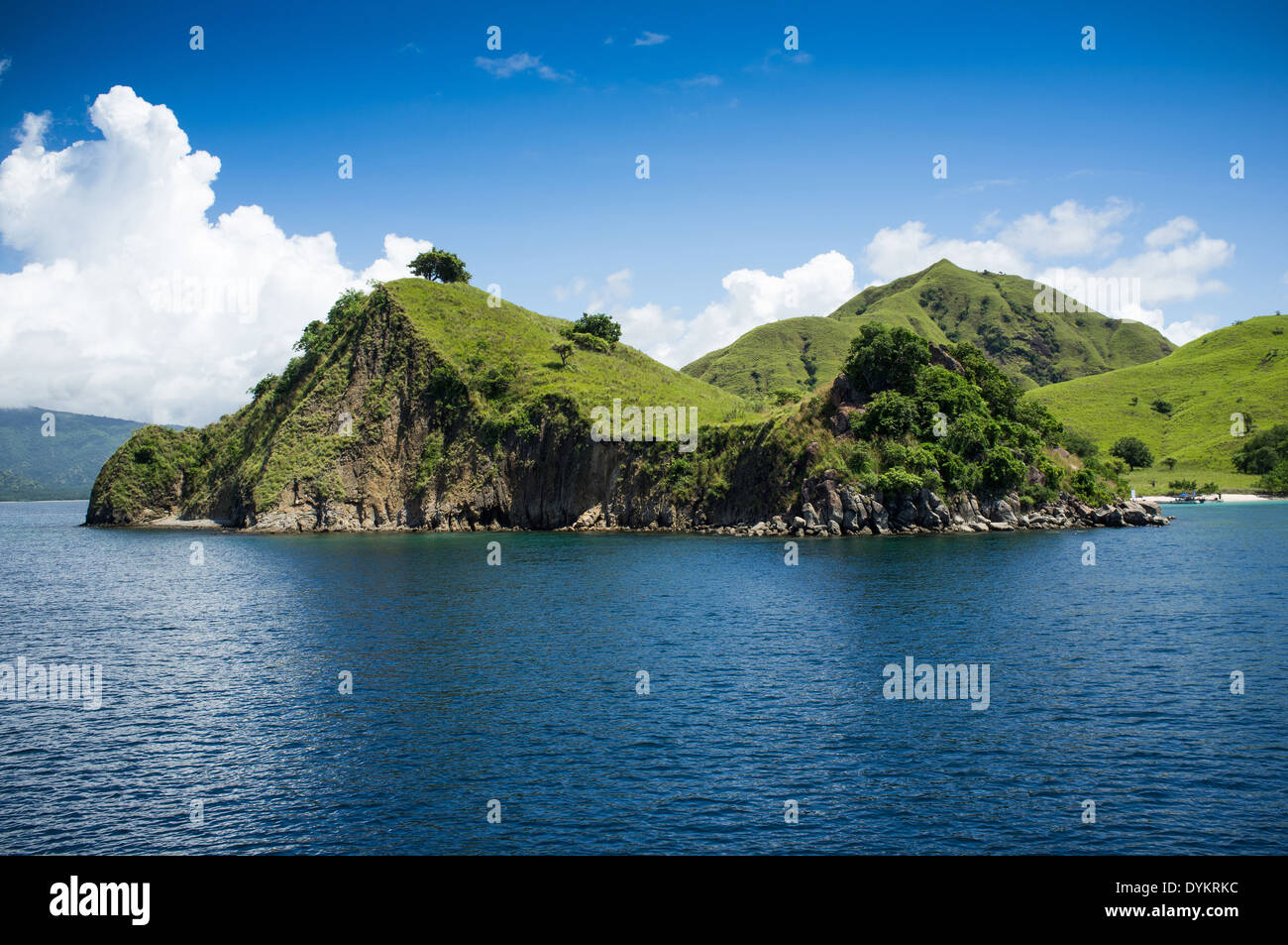 Il paesaggio costiero di isola Parco Nazionale di Komodo, Sito Patrimonio Mondiale dell'UNESCO, Indonesia, sud-est asiatico Foto Stock