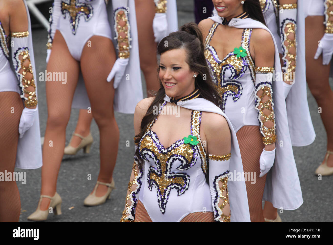 Una femmina di marching band ballerina prende parte al San Patrizio parata nel centro della città di Dublino Foto Stock