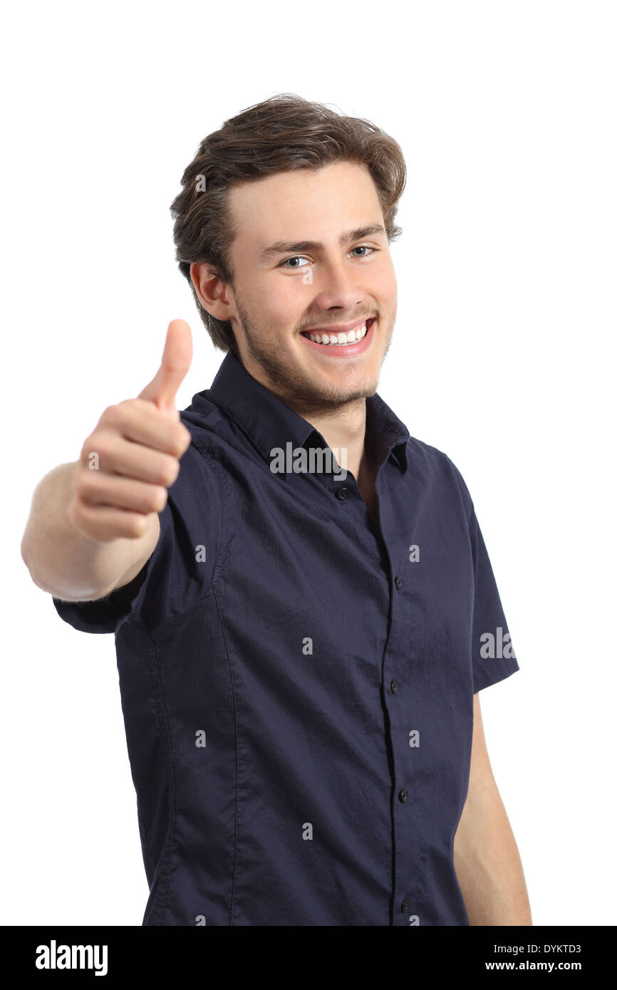 Bel uomo felice gesticolando pollice in alto e sorridente isolato su uno sfondo bianco Foto Stock