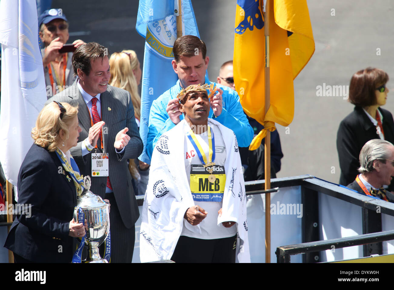 Boston, Massachusetts, USA. Xxi Aprile, 2014. Il pulsante o la barra MEB Keflezighi di USA luoghi prima nel 2014 Boston Marathon Uomini di gara con un tempo di 2:08:37 a Boston, Massachusetts. Credito: Nicolaus Czarnecki/METRO Boston/ZUMAPRESS.com/Alamy Live News Foto Stock