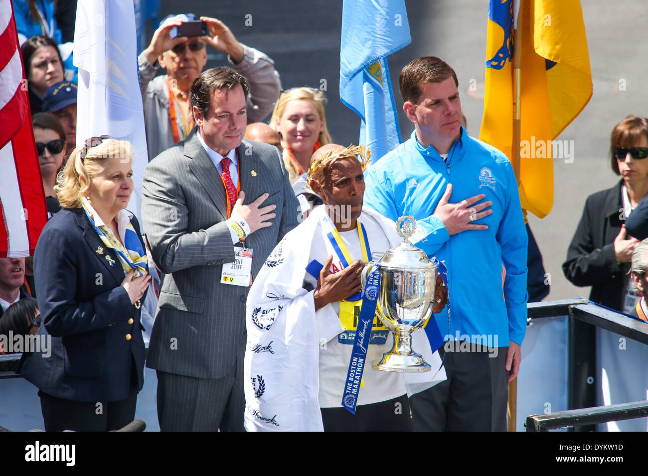 Boston, Massachusetts, USA. Xxi Aprile, 2014. Il pulsante o la barra MEB Keflezighi di USA luoghi prima nel 2014 Boston Marathon Uomini di gara con un tempo di 2:08:37 a Boston, Massachusetts. Credito: Nicolaus Czarnecki/METRO Boston/ZUMAPRESS.com/Alamy Live News Foto Stock