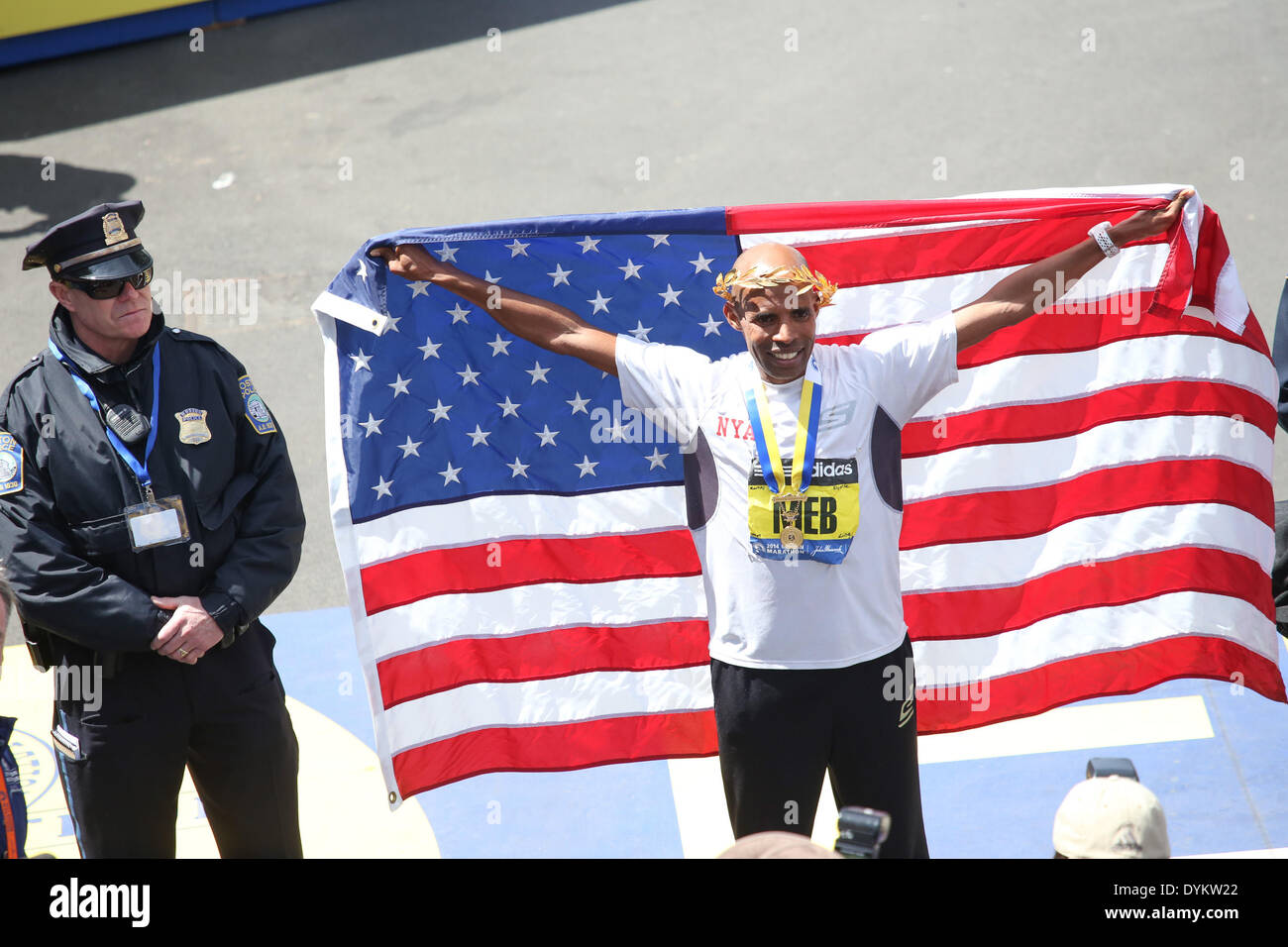 Boston, Massachusetts, USA. Xxi Aprile, 2014. Il pulsante o la barra MEB Keflezighi di USA luoghi prima nel 2014 Boston Marathon Uomini di gara con un tempo di 2:08:37 a Boston, Massachusetts. Credito: Nicolaus Czarnecki/METRO Boston/ZUMAPRESS.com/Alamy Live News Foto Stock