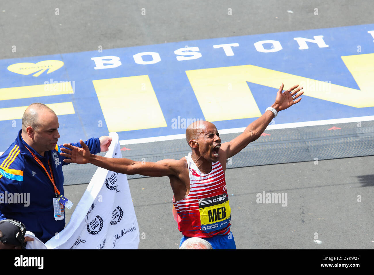 Boston, Massachusetts, USA. Xxi Aprile, 2014. Il pulsante o la barra MEB Keflezighi di USA luoghi prima nel 2014 Boston Marathon Uomini di gara con un tempo di 2:08:37 a Boston, Massachusetts. Credito: Nicolaus Czarnecki/METRO Boston/ZUMAPRESS.com/Alamy Live News Foto Stock