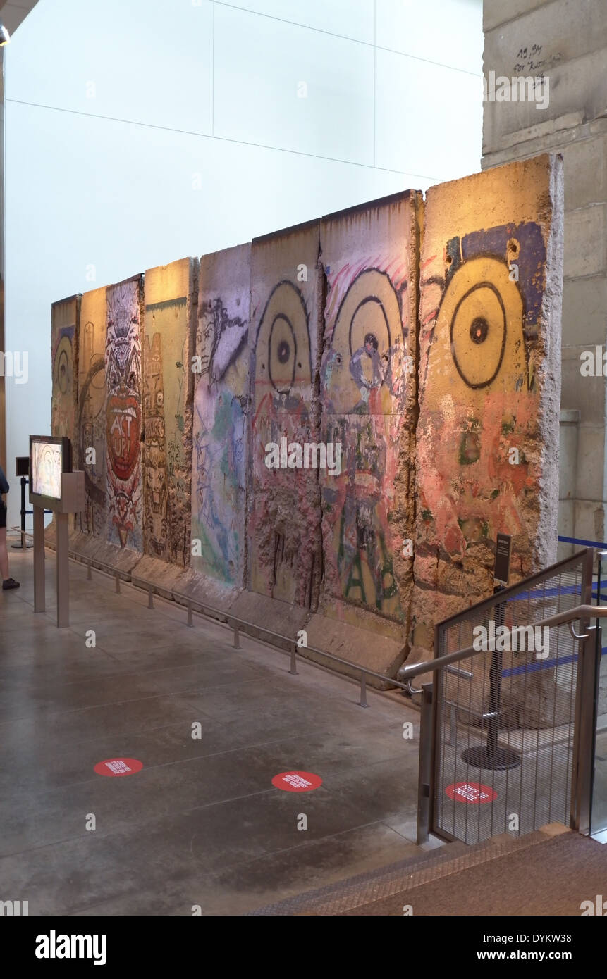 Le sezioni di parete di Berlino sul display nel Newseum, Washington D.C. Foto Stock