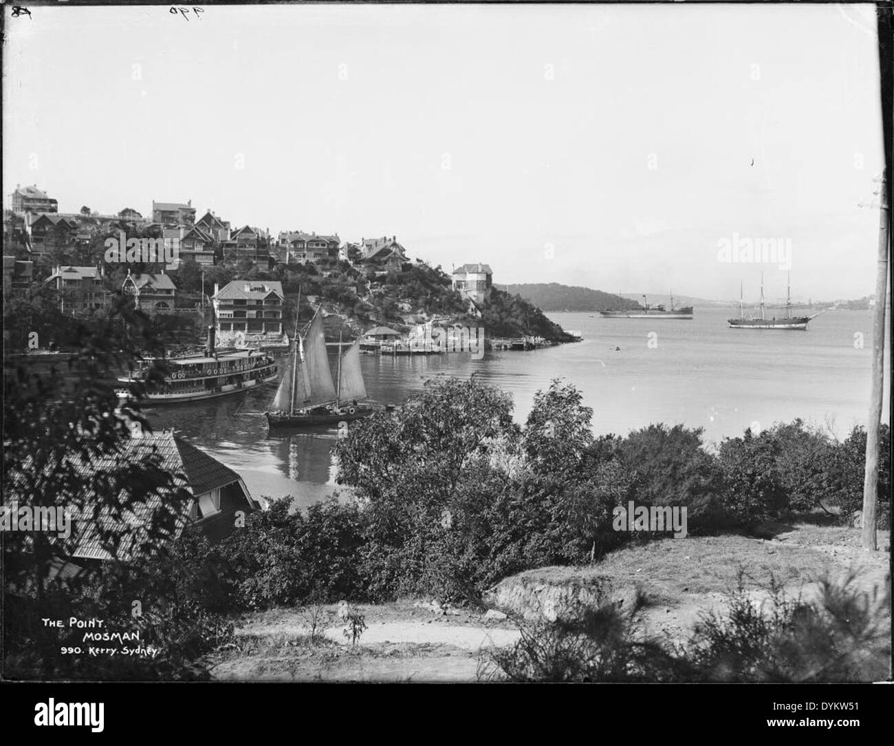 Questa fotografia mostra Mosman Bay a Sydney, con il porto dei traghetti e l'area circostante, catturando l'essenza della vita costiera australiana e il Powerhouse Museum. Foto Stock