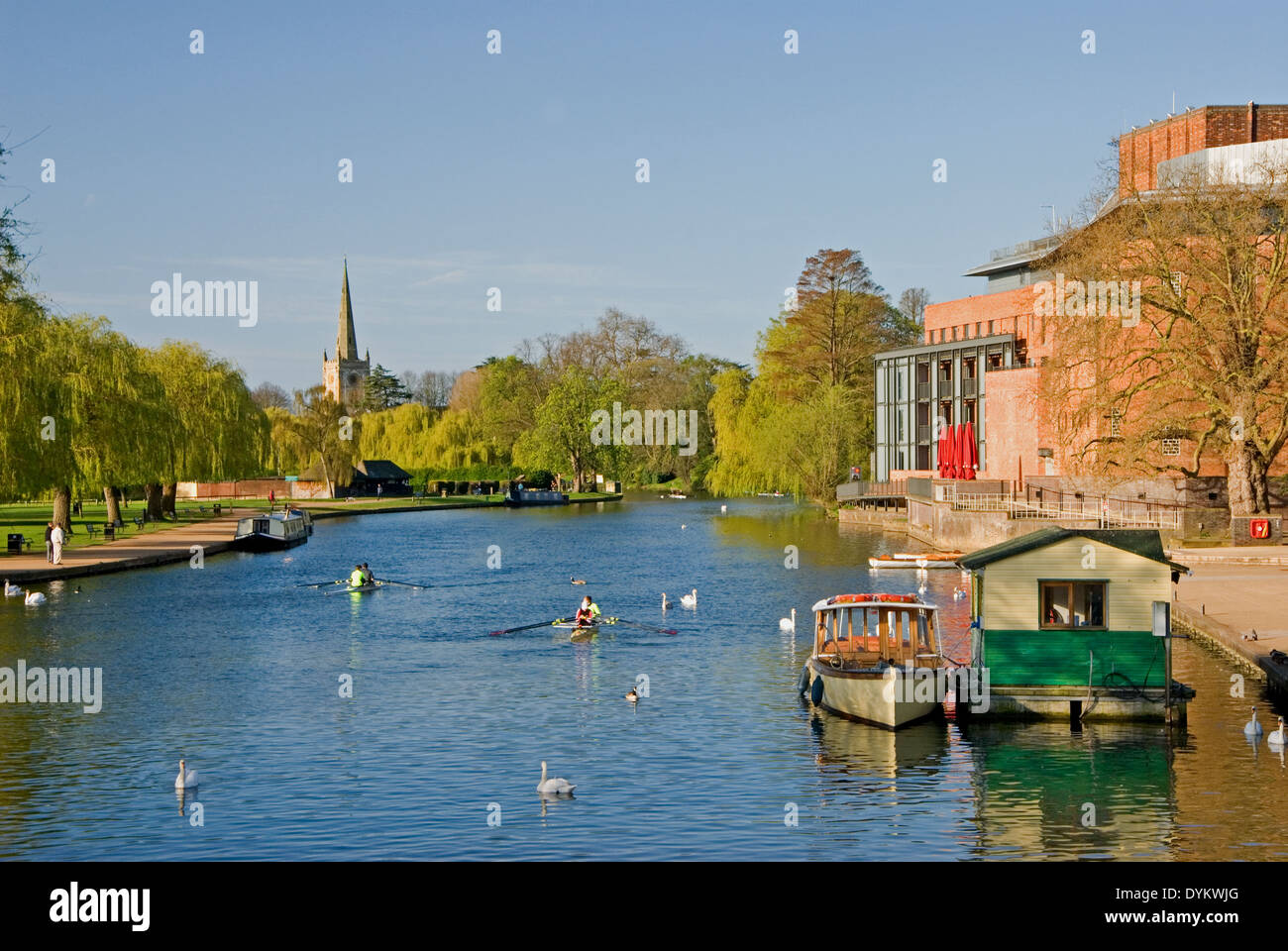 Il fiume Avon nel centro di Stratford upon Avon, con una vista verso la chiesa della Santa Trinità. Foto Stock