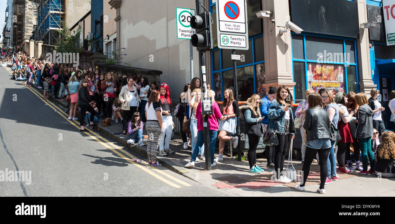 Coda di ragazze in attesa di boy band prestazioni, Glasgow Foto Stock