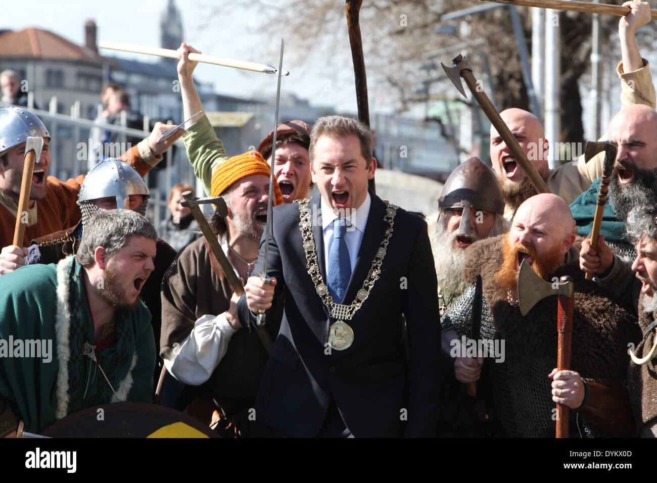 Dublino Lord Mayor Oisin Quinn e uomini vestiti come i vichinghi a premere il lancio della battaglia di Clontarf festival Foto Stock