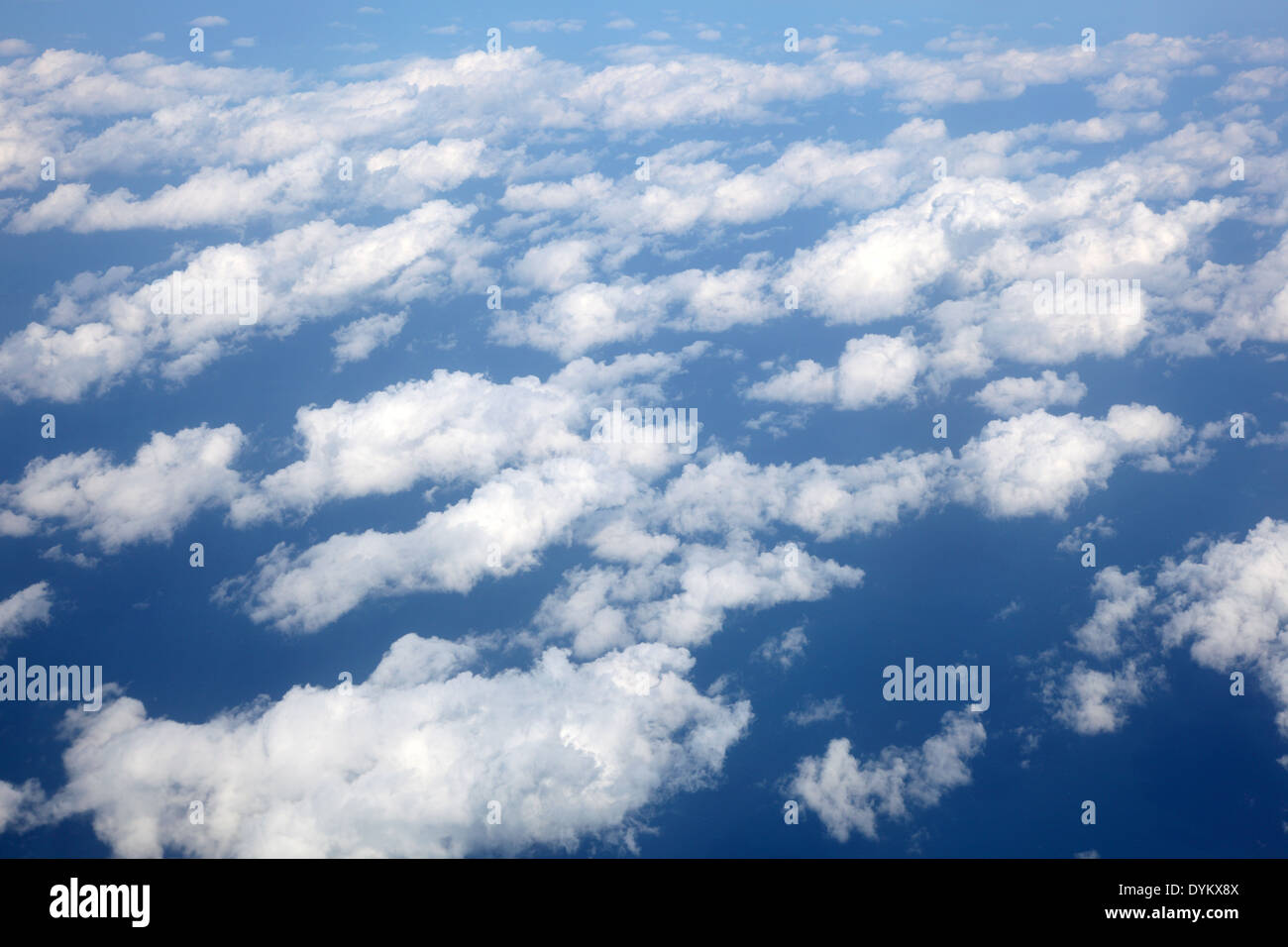 Cielo blu con nuvole cumulus Foto Stock