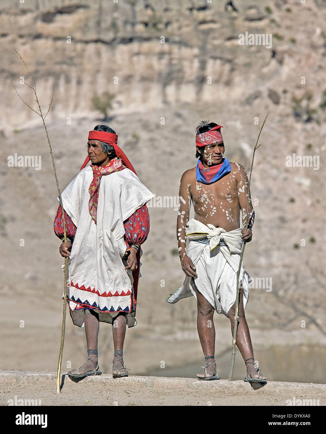 Tehuerichi - Messico. I partecipanti a una cerimonia di premiazione che si terrà a celebrare la pasqua in Tehuerichi, un villaggio nella Sierra Tarahumara. Foto Stock