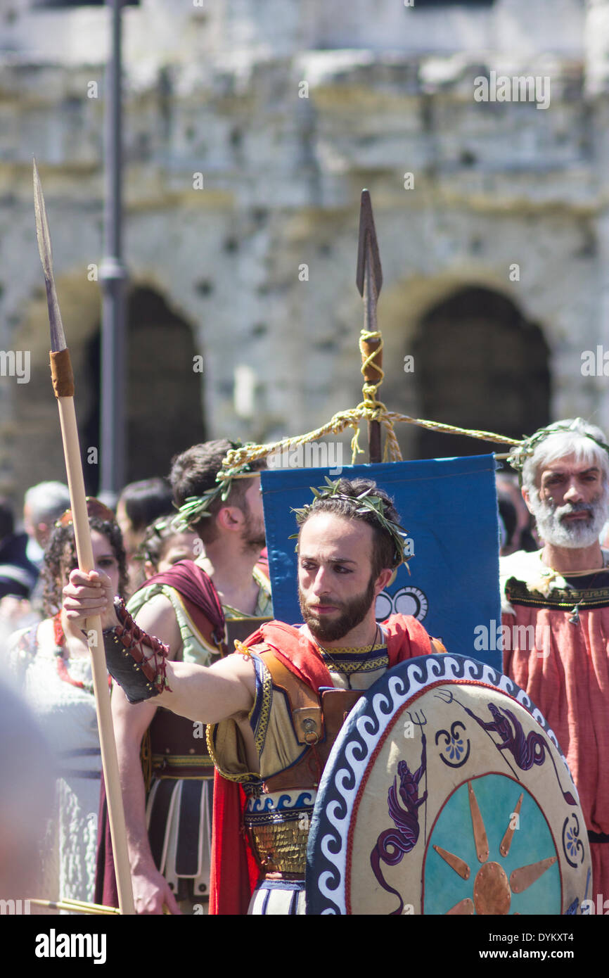 Roma, Italia. Xxi Aprile 2014. Compleanno di Roma è la più grande comunità storica rievocazione con la partecipazione di decine di gruppi provenienti da altri paesi europei (ca. 1600 persone in accordo con l'organizzazione). La manifestazione è organizzata dal Gruppo Storico Romano" sotto la supervisione scientifica del Dipartimento di Scienze Storiche dell'Università di Roma Tor Vergata. Rituali sono risposto esattamente come quasi 3000 anni fa credito: Francesco Gustincich/Alamy Live News Foto Stock