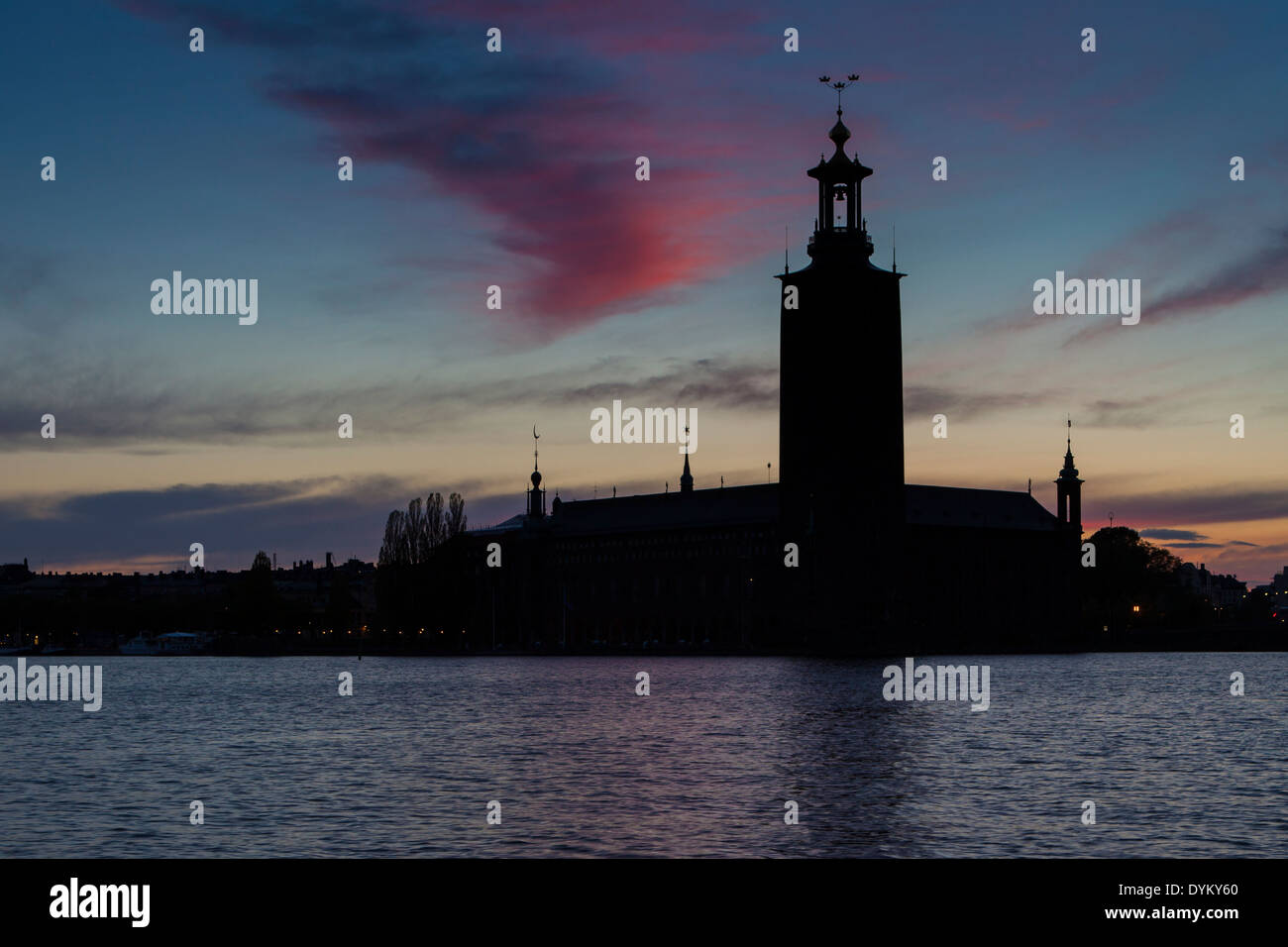 Municipio di Stoccolma si vede al tramonto. Il Municipio è situato sulla punta orientale dell'isola di Kungsholmen nella parte centrale della città Foto Stock