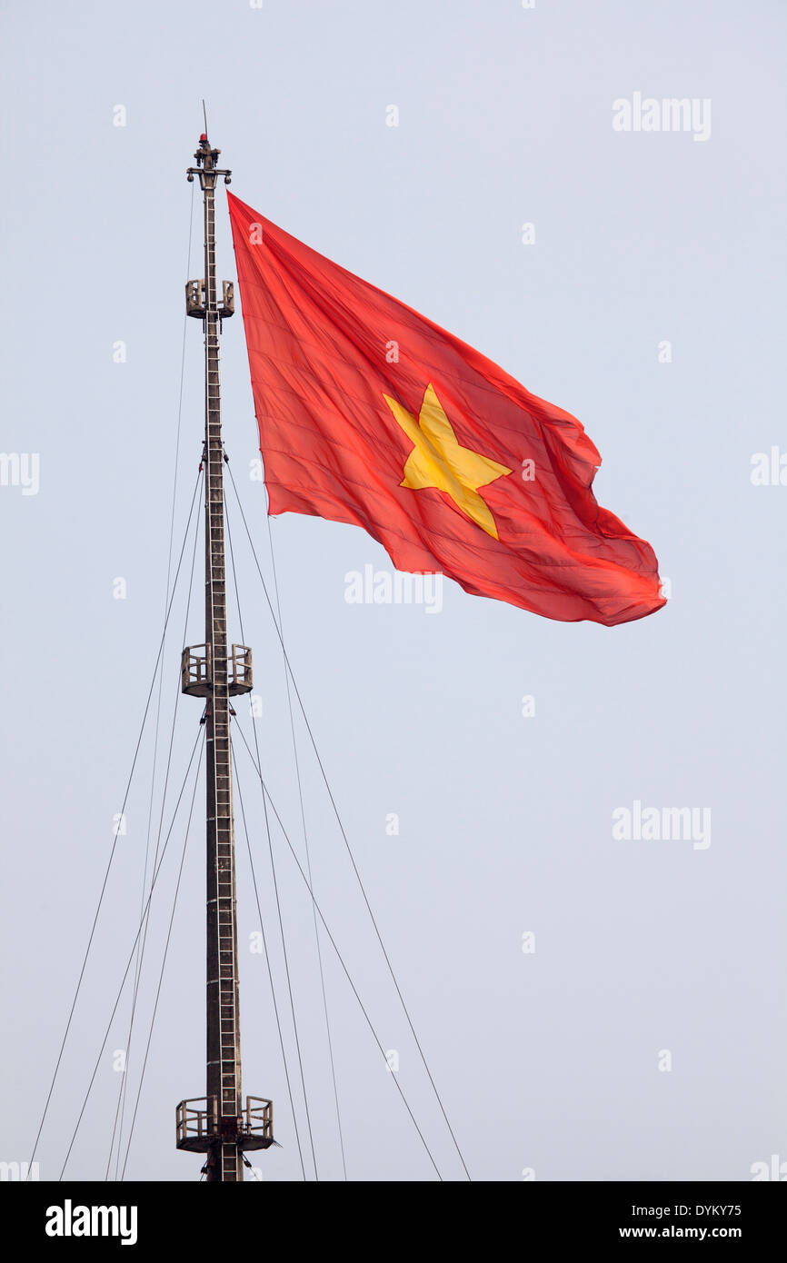 Bandiera nazionale appesa sopra la cittadella di Hue Vietnam Foto Stock