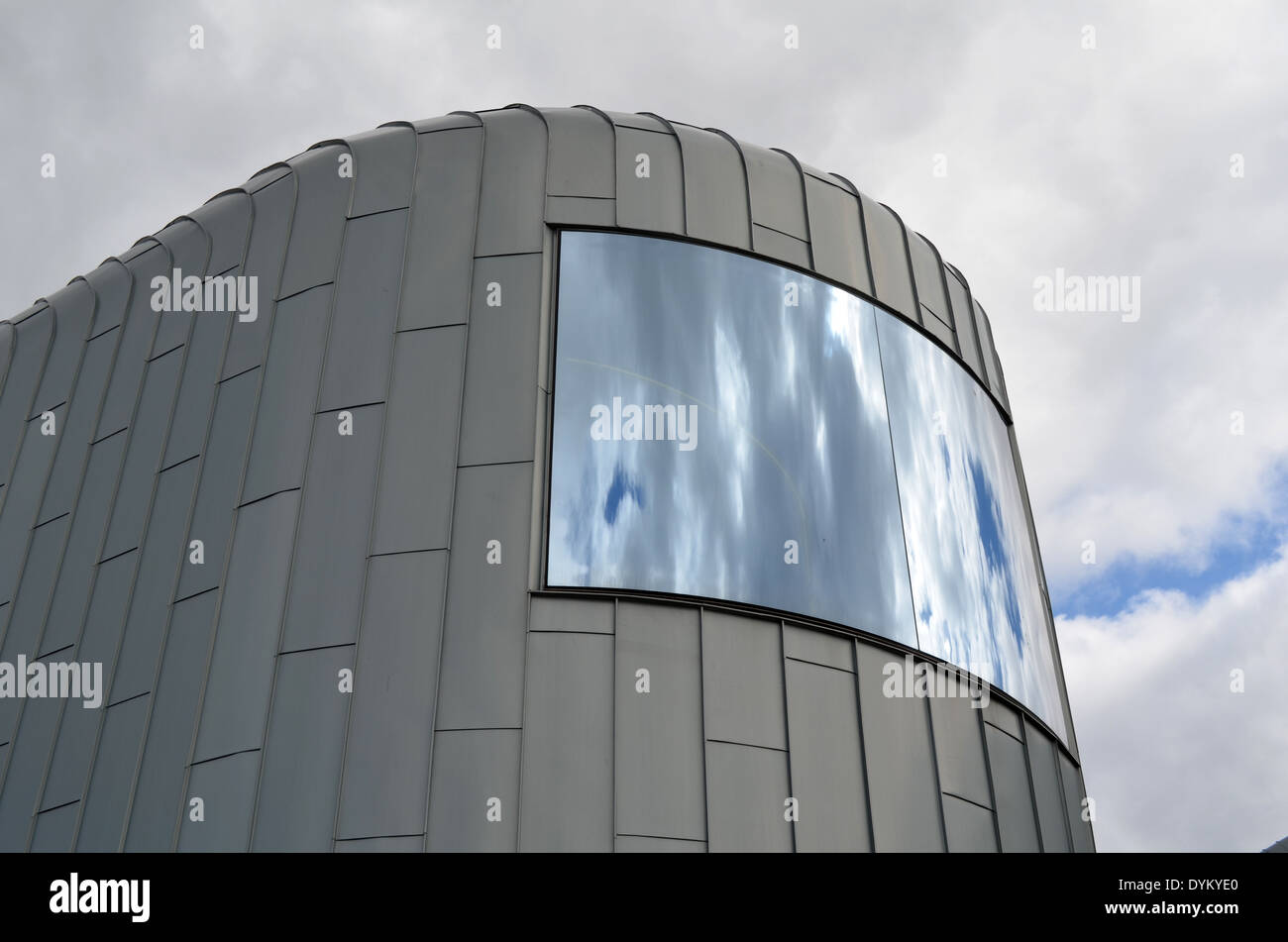 Finestra per il cielo. Il cielo si riflette nello specchio la finestra del Riverside Museum di Glasgow's Clydeside Foto Stock