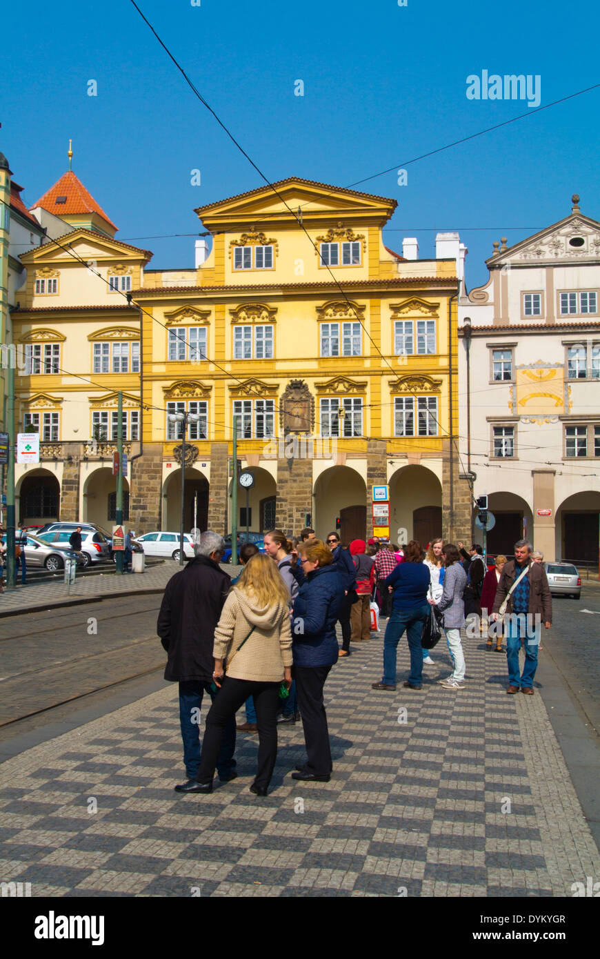 La gente in attesa del tram Malostranske namesti square, Mala Strana, Praga, Repubblica Ceca, Europa Foto Stock