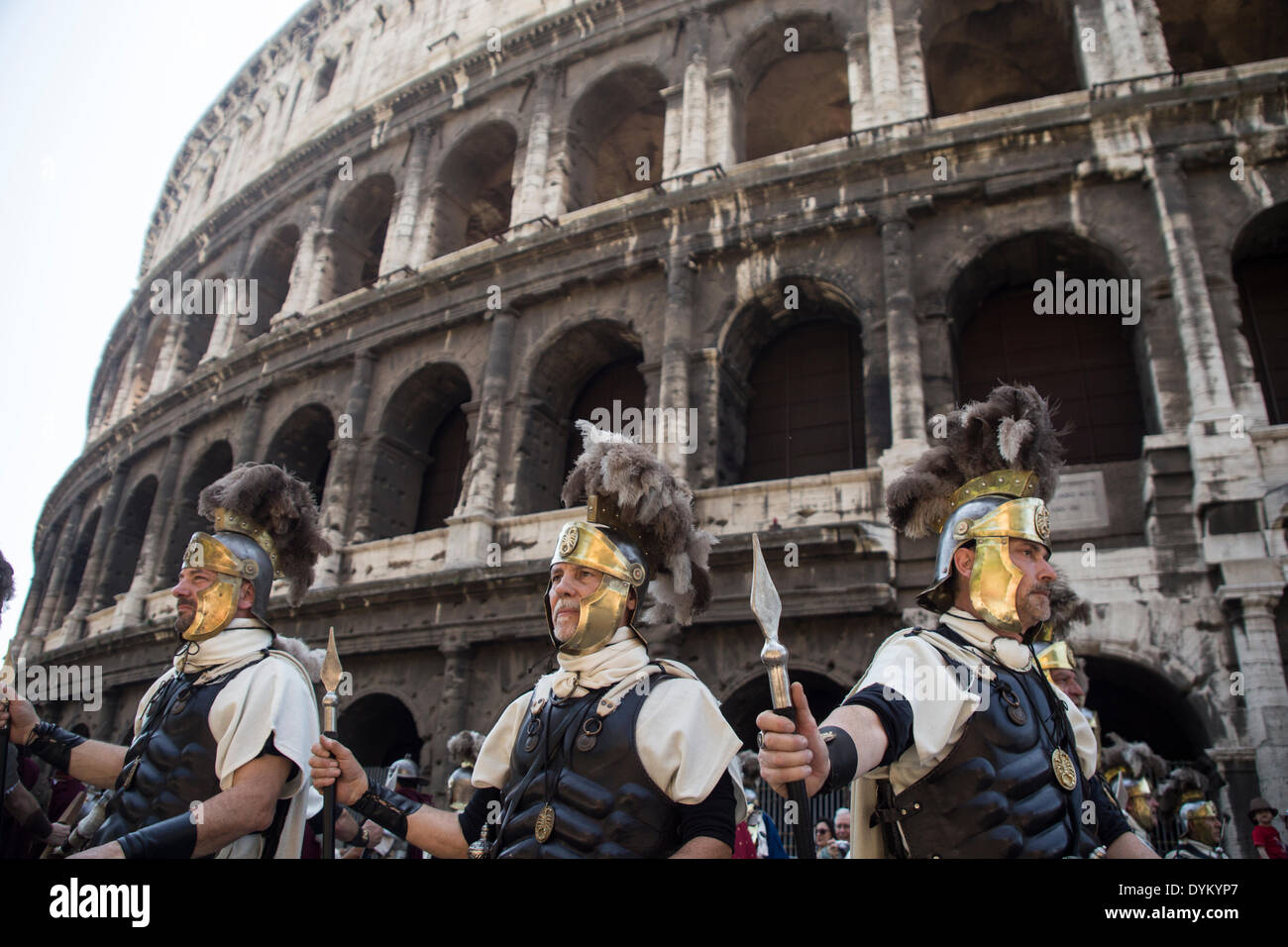 Roma, Italia. Xxi Aprile 2014. Compleanno di Roma è la più grande comunità storica rievocazione con la partecipazione di decine di gruppi provenienti da altri paesi europei (ca. 1600 persone in accordo con l'organizzazione). La manifestazione è organizzata dal Gruppo Storico Romano" sotto la supervisione scientifica del Dipartimento di Scienze Storiche dell'Università di Roma Tor Vergata. Rituali sono risposto esattamente come quasi 3000 anni fa credito: Francesco Gustincich/Alamy Live News Foto Stock