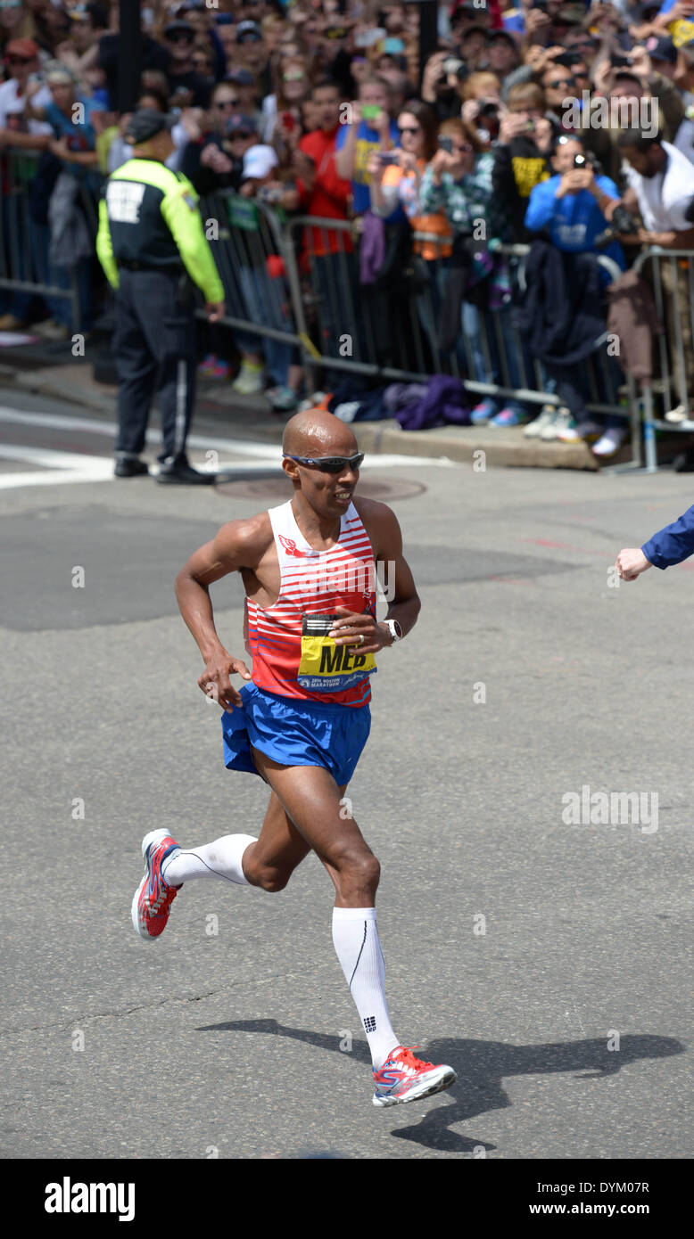 Boston, Stati Uniti d'America. Xxi Aprile, 2014. Il pulsante o la barra MEB Keflezighi di U.S. corre verso la linea di finitura durante 2014 maratona di Boston, a Boston, Massachusetts, Stati Uniti, 21 aprile 2014. Il pulsante o la barra MEB Keflezighi rivendicato il titolo di uomini della divisione con 2 ore 8 minuti e 37 secondi. Credito: Yin Bogu/Xinhua/Alamy Live News Foto Stock