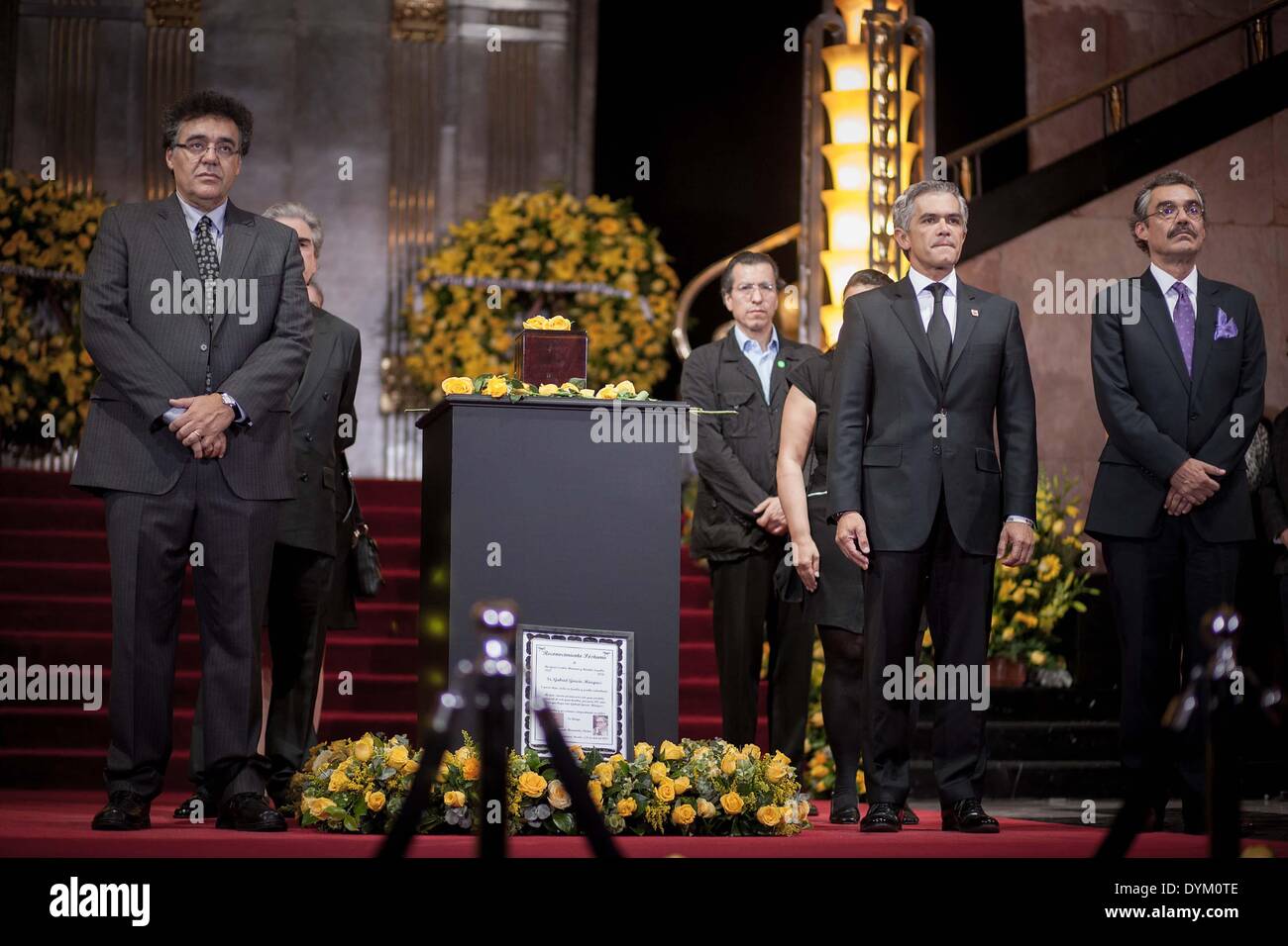 Città del Messico. Xxi Aprile, 2014. Città del Messico il sindaco di Miguel Angel Mancera (2R), lungo con Rodrigo García Barcha (L) e Gonzalo Garcia Barcha (R), figli di fine scrittore colombiano Gabriel Garcia Marquez, prendere parte a un omaggio presso il Palazzo delle Belle Arti di Città del Messico, capitale del Messico, il 21 aprile 2014. Credito: Pedro Mera/Xinhua/Alamy Live News Foto Stock
