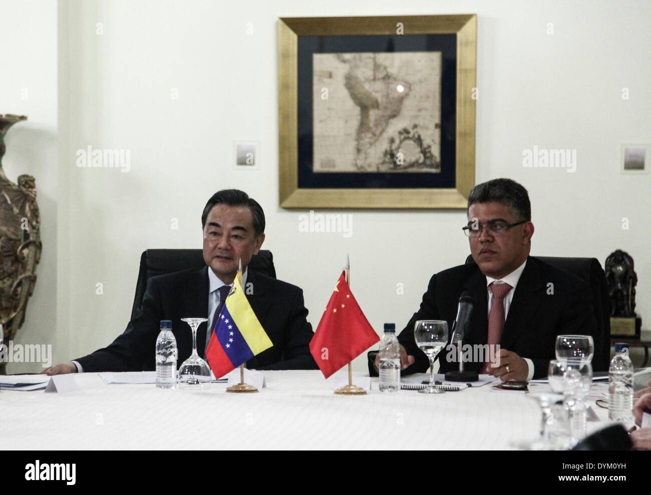 (140422) -- CARACAS, 22 aprile 2014 (Xinhua) -- il Ministro degli Affari Esteri cinese Wang Yi (L) si riunisce con il suo omologo venezuelano Elias Jaua presso il Ministero degli Esteri a Caracas, Venezuela, il 21 aprile 2014. ( Xinhua/Boris Vergara) Foto Stock