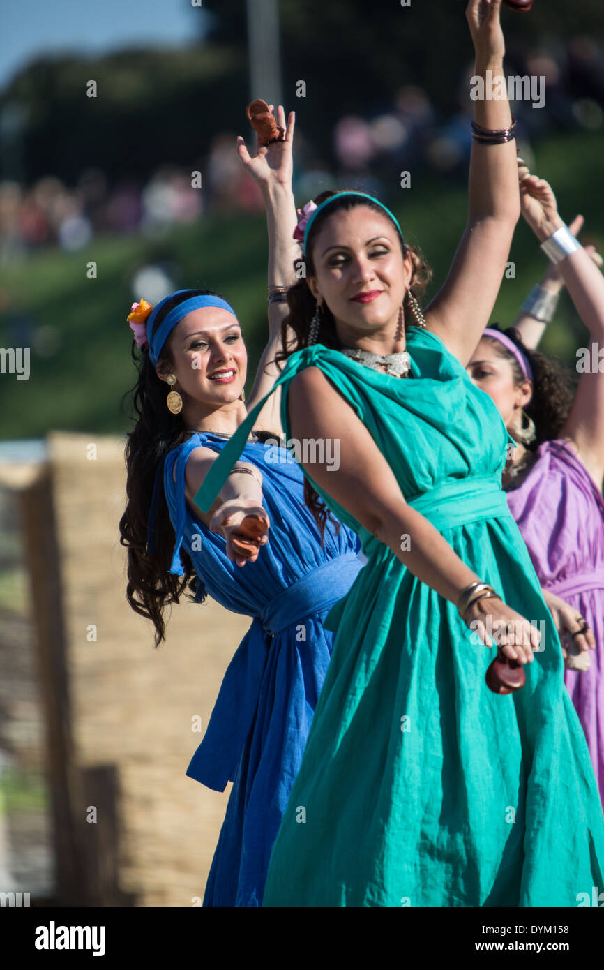 Bella ballerine alla "Natale di Roma" rievocazione storica della fondazione di Roma in occasione del 2767 anniversario Foto Stock