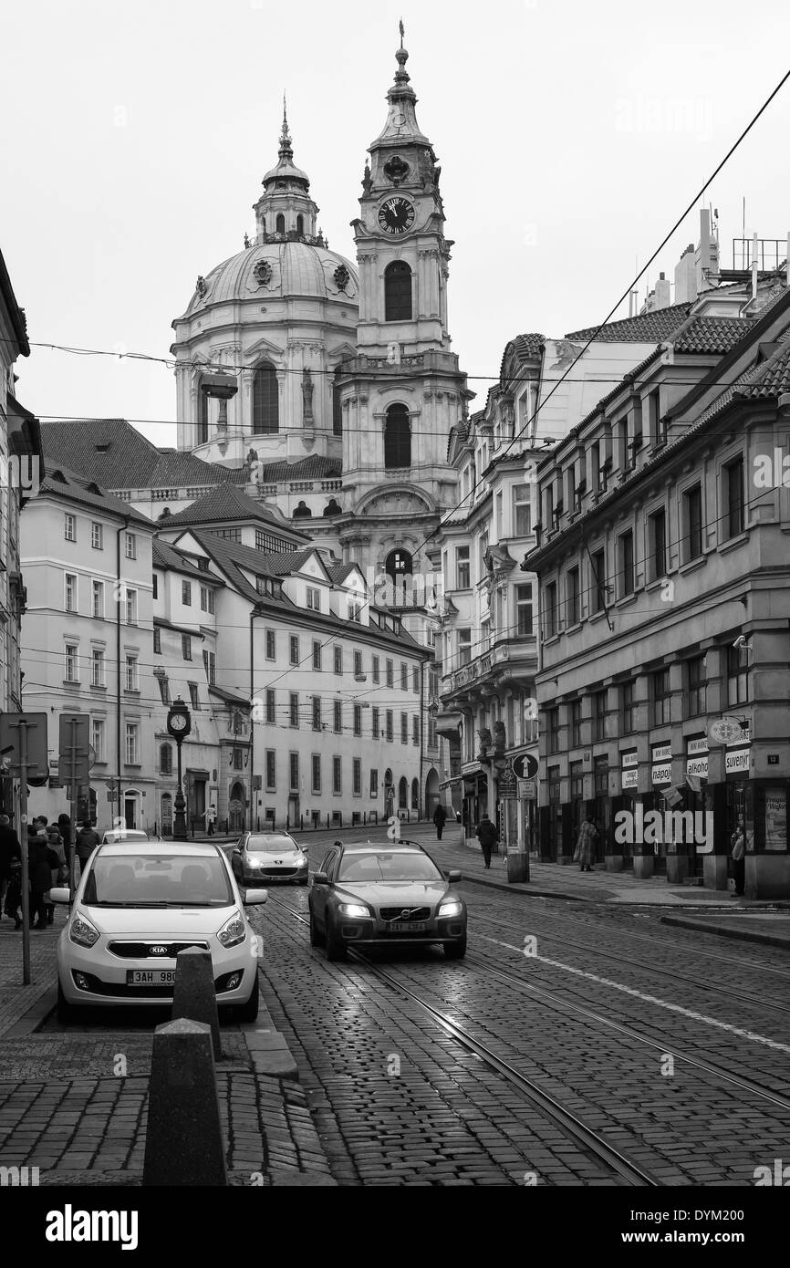 Le stradine del centro storico di Praga. La Cattedrale di San Nicola. Film stilizzato. Grani di grandi dimensioni. In bianco e nero Foto Stock