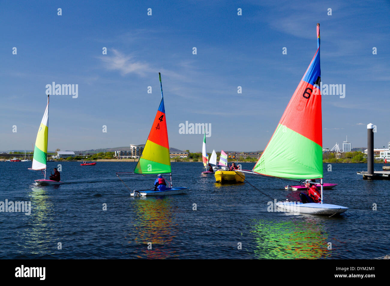 Gruppo di bambini di imparare a vela derive, Baia di Cardiff, Cardiff, Galles del Sud, Regno Unito. Foto Stock