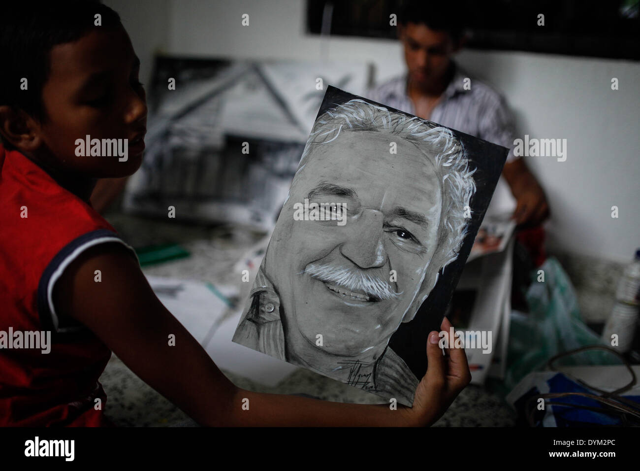 Aracataca, Colombia provincia di Magdalena. Xxi Aprile, 2014. Un giovane mostra una foto di fine scrittore colombiano Gabriel Garcia Marquez in Aracataca, è una città della Colombia centrale provincia di Magdalena, il 21 aprile 2014. © Jhon Paz/Xinhua/Alamy Live News Foto Stock