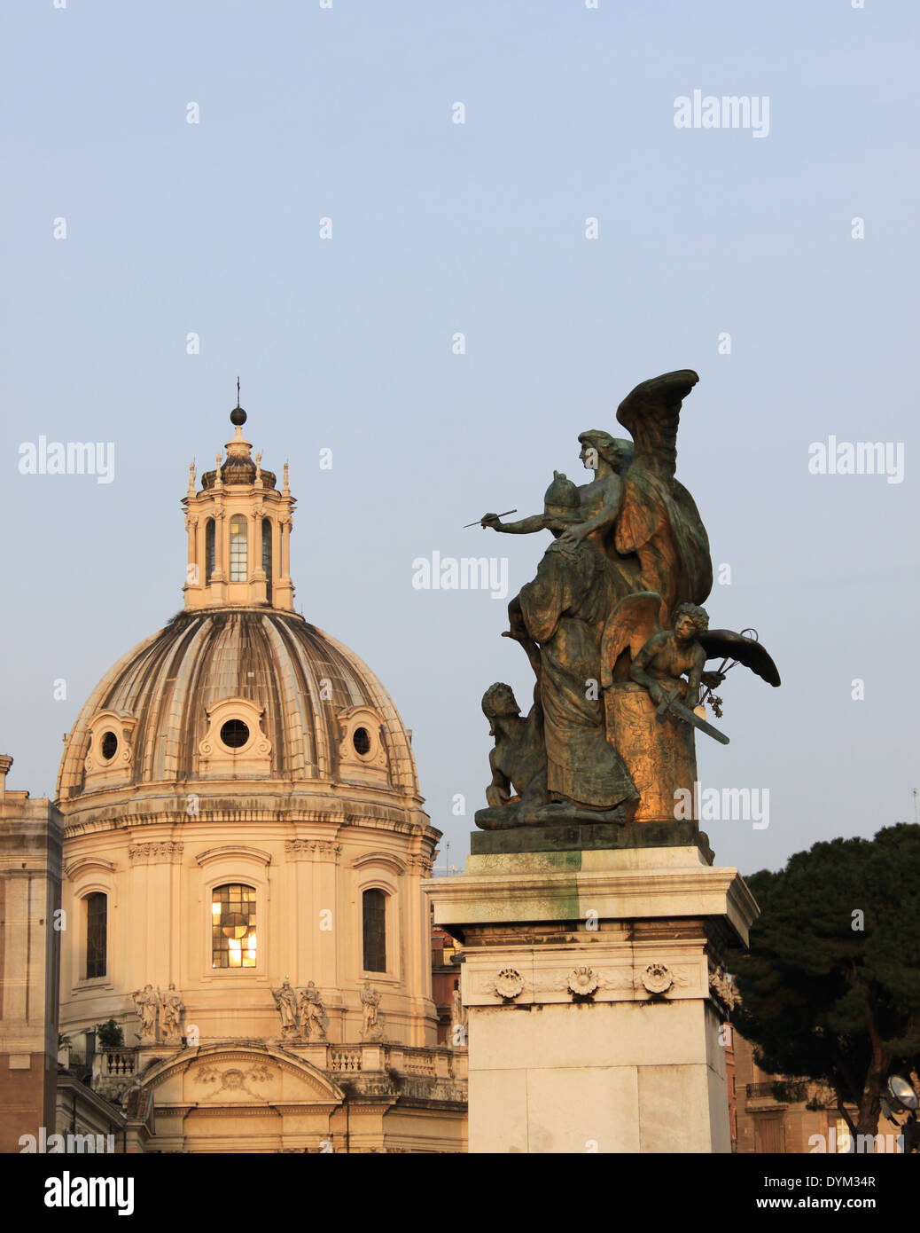 Cupola della chiesa e un angelo a Roma, Italia Foto Stock