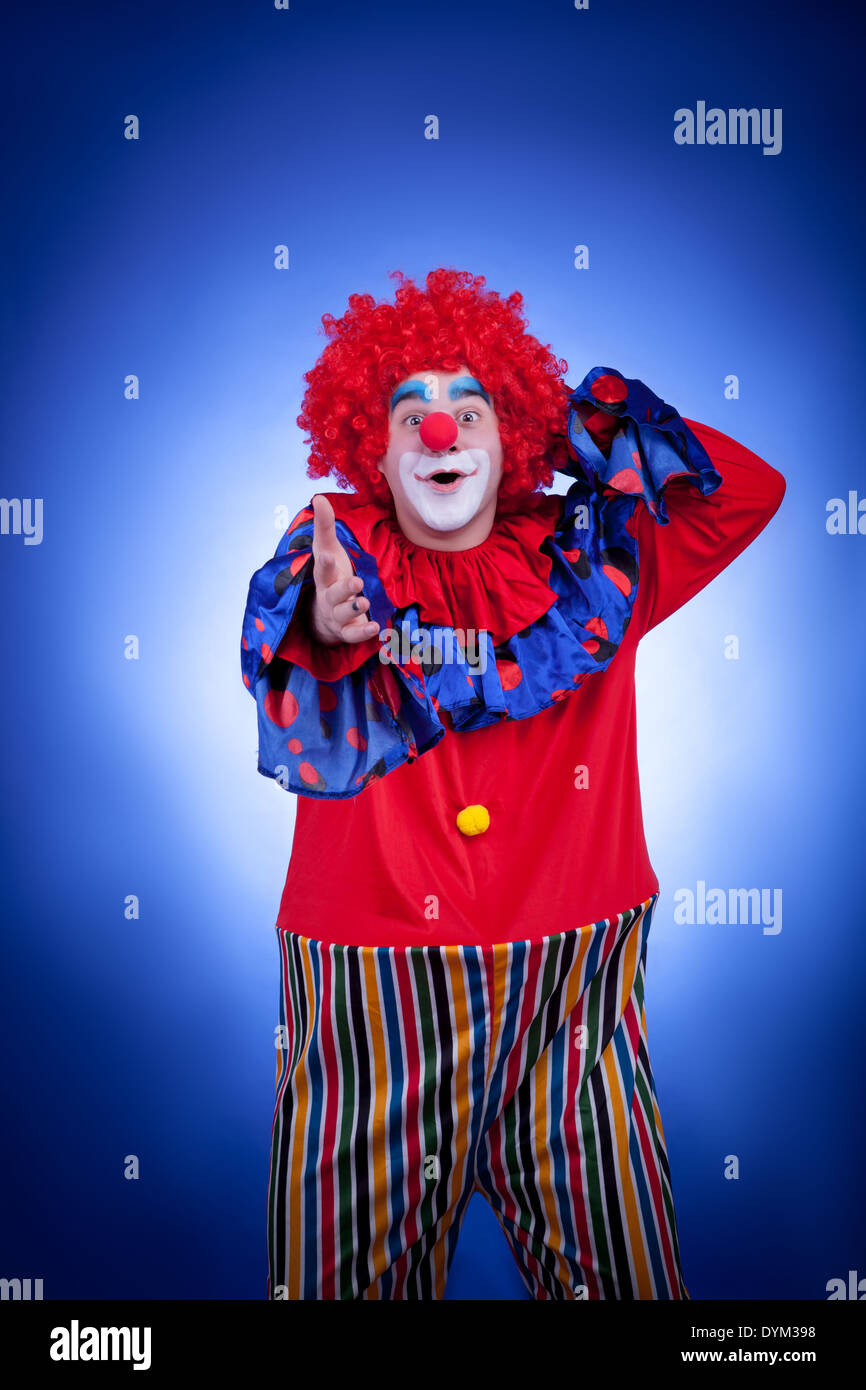 Sorridente clown su sfondo blu. Studio professionale di ripresa di illuminazione Foto Stock