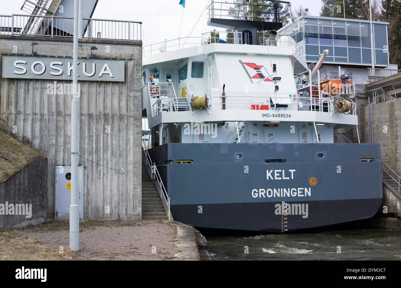 Nave da carico a Soskua serratura in Saimaa canal, Lappeenranta FINLANDIA Foto Stock