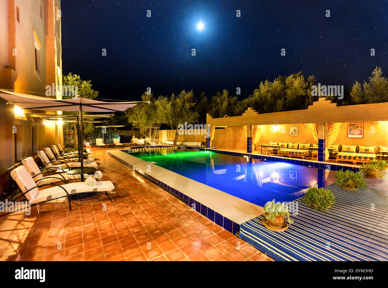 Un invitante piscina in Marocco, Africa Foto Stock