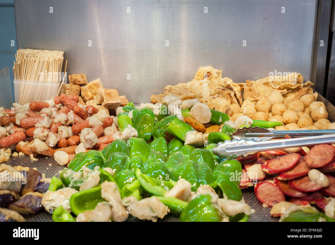 Alimenti fritti insieme in corrispondenza di un Hong Kong street food in stallo Foto Stock