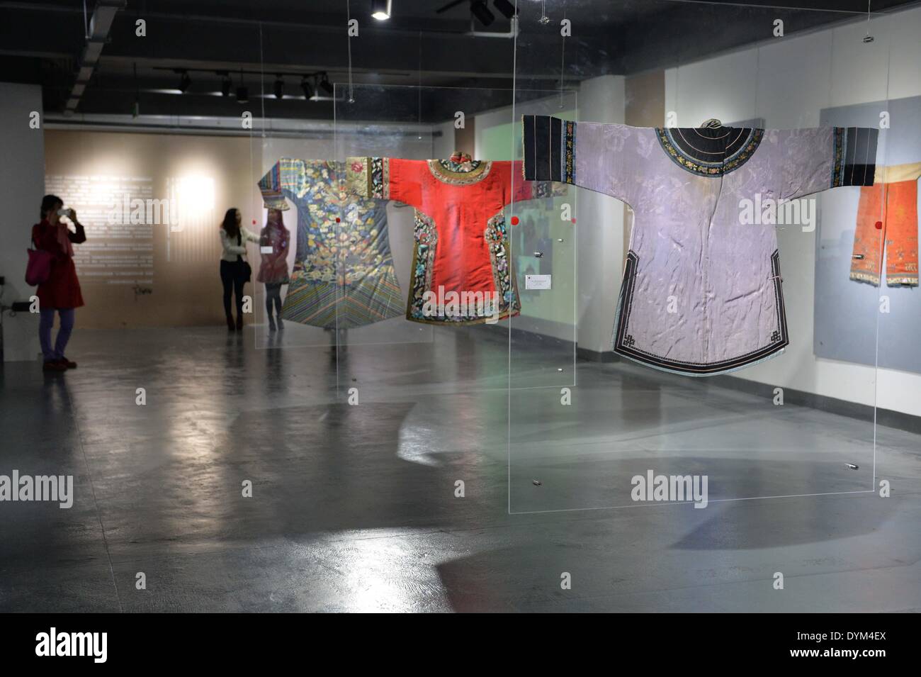 Shanghai, Cina. 22 apr 2014. Costumi di fine della dinastia Qing (1644-1911) sono esposti durante la mostra di Shanghai-stile di vestiti e la moda a Shanghai tessile e il Museo del Costume a Shanghai in Cina orientale, Aprile 22, 2014. © Liu Antonio/Xinhua/Alamy Live News Foto Stock