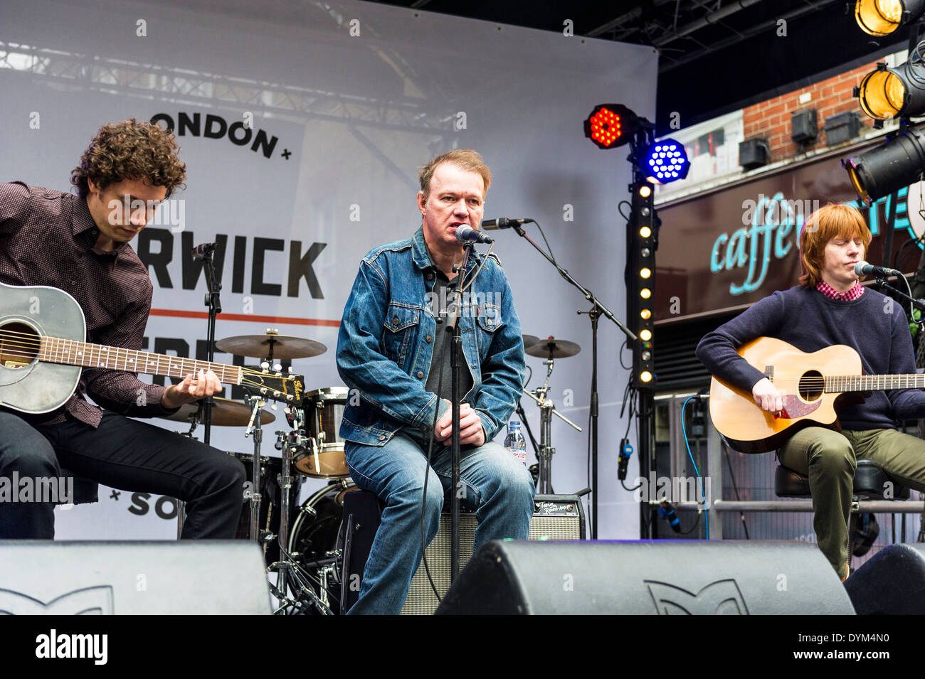 Edwyn Collins di eseguire un insieme acustico a Berwick Street registrare giorno in concerto a Londra. Foto Stock