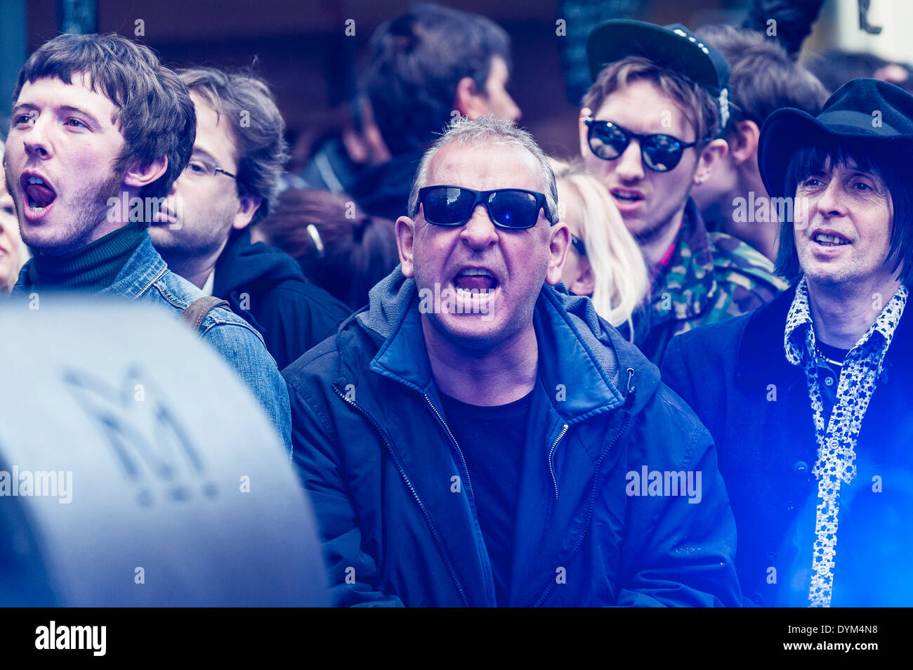 I fan di Adam Ant a cantare la sua musica a Berwick Street registrare giorno in concerto a Londra. Foto Stock