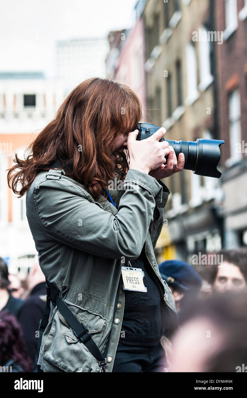 Una pressa fotografo fotografare la folla a Berwick Street registrare concerto per il giorno. Foto Stock