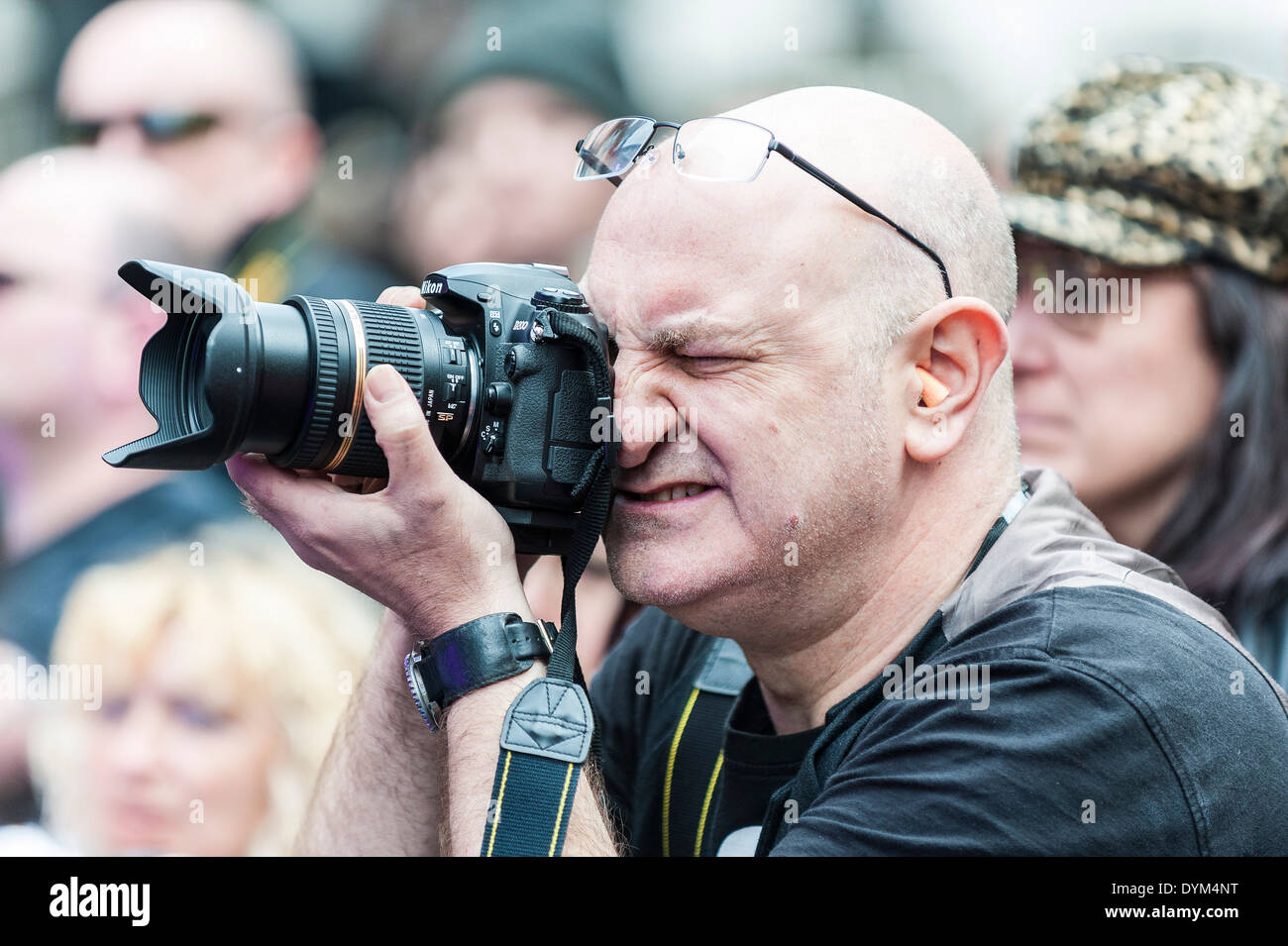 Una pressa fotografo a fotografare il Berwick Street registrare concerto per il giorno. Foto Stock