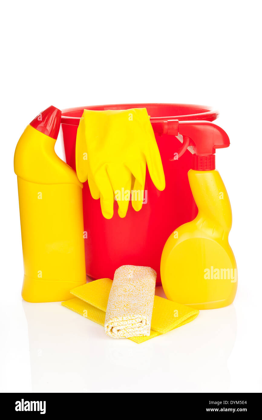 Prodotti di pulizia in giallo e rosso isolato su sfondo bianco. Il concetto di purezza. Foto Stock