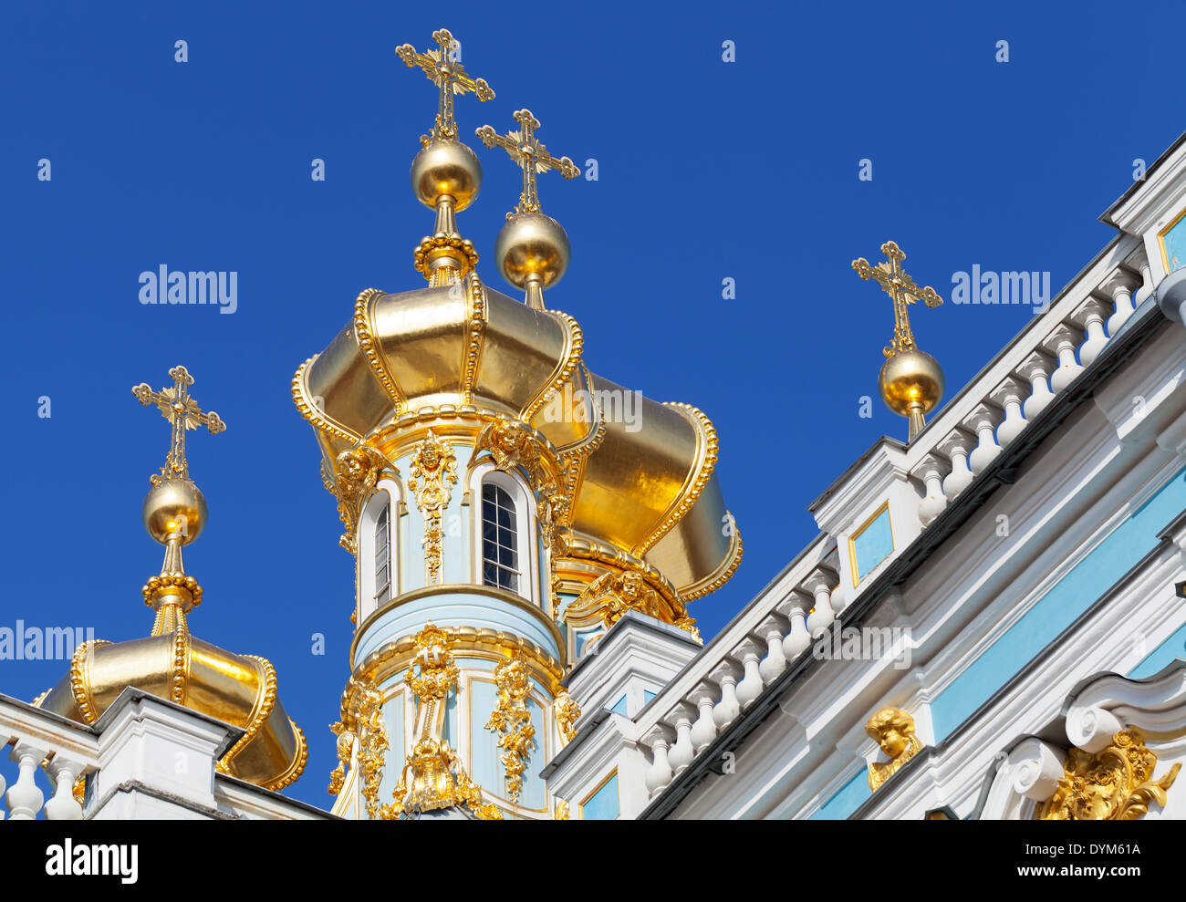 Cupole dorate della chiesa ortodossa. Palazzo di Caterina, Carskoe Selo, San Pietroburgo Foto Stock