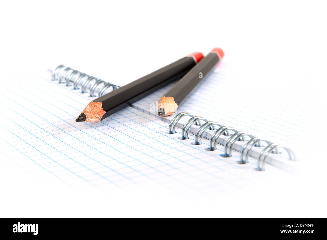 La scrittura di sfondo. Due matite e fogli di carta bianca. Scrittura creativa blocco. Foto Stock
