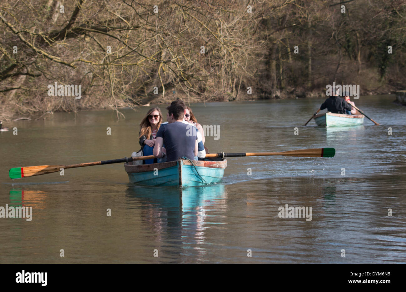 Università di Oxford gli studenti in barca in Oxford Inghilterra Foto Stock