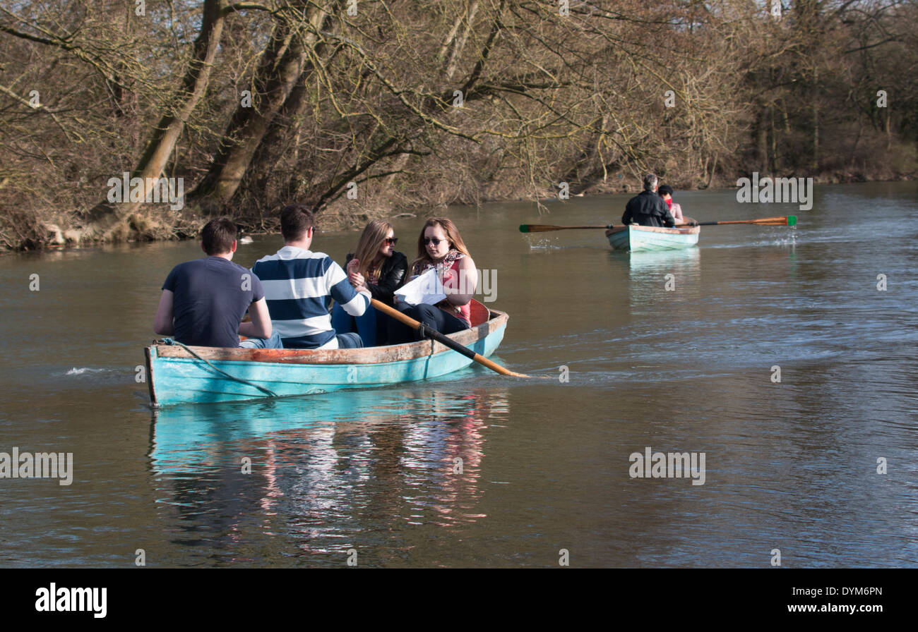 Università di Oxford gli studenti in barca in Oxford Inghilterra Foto Stock