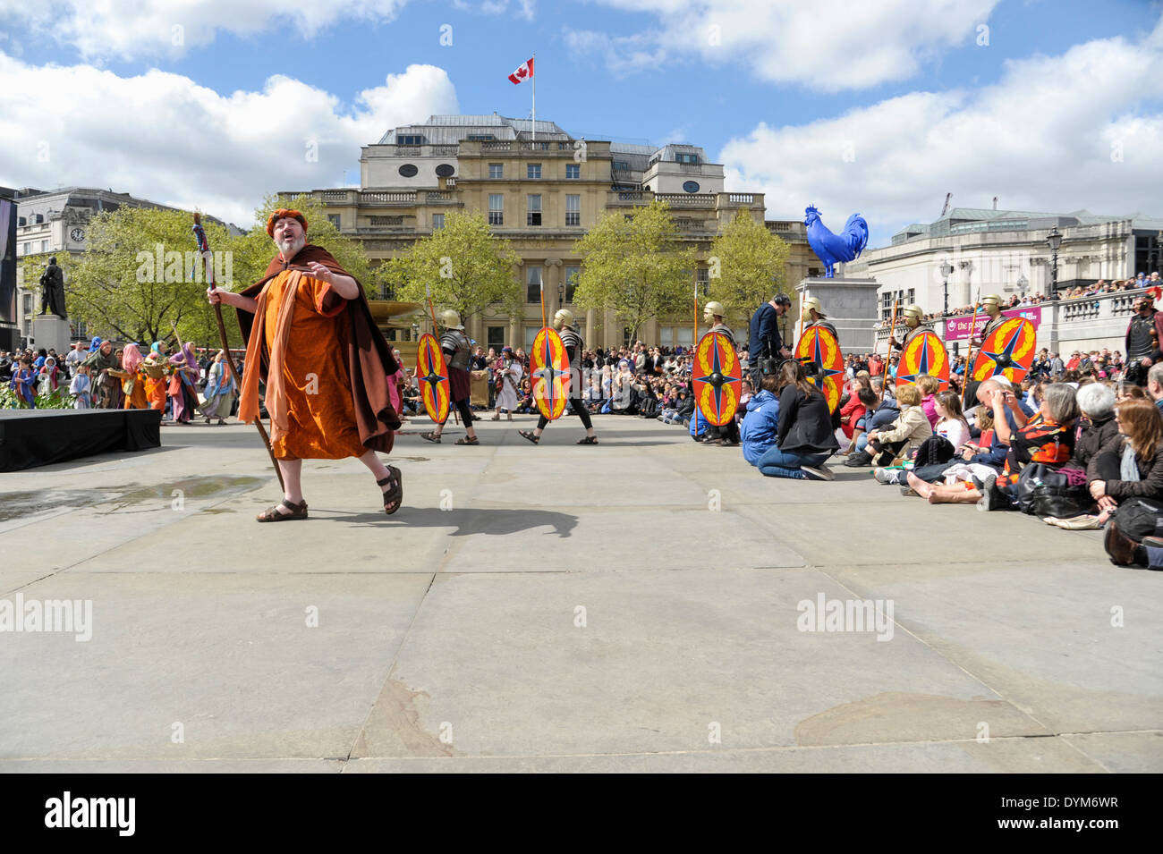 La passione di Gesù eseguite dall'Wintershall giocatori in Trafalgar Square sul Buon Venerdì 18/04/2014. Gesù si alza e parla alla folla di massa. James Burke-Dunsmore svolge il ruolo di Gesù. Foto di Julie Edwards Foto Stock