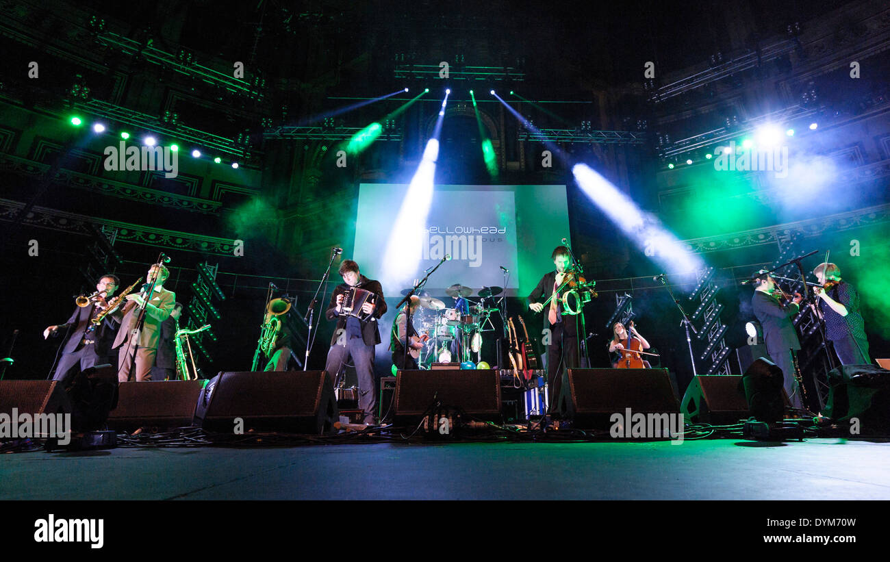 Bellowhead gioca Royal Albert Hall il 20/04/2014 presso la Royal Albert Hall di Londra. Persone nella foto: John Spiers, Jon Boden, Benji Kirkpatrick, Paul Sartin, Rachael McShane, Ed Neuhauser, Pete Flood, Andy Mellon, Brendan Kelly, Justin Thurgur, Sam Sweeney. Foto di Julie Edwards Foto Stock