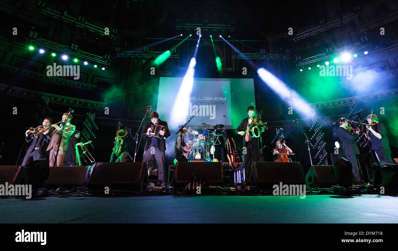 Bellowhead gioca Royal Albert Hall il 20/04/2014 presso la Royal Albert Hall di Londra. Persone nella foto: John Spiers, Jon Boden, Benji Kirkpatrick, Paul Sartin, Rachael McShane, Ed Neuhauser, Pete Flood, Andy Mellon, Brendan Kelly, Justin Thurgur, Sam Sweeney. Foto di Julie Edwards Foto Stock